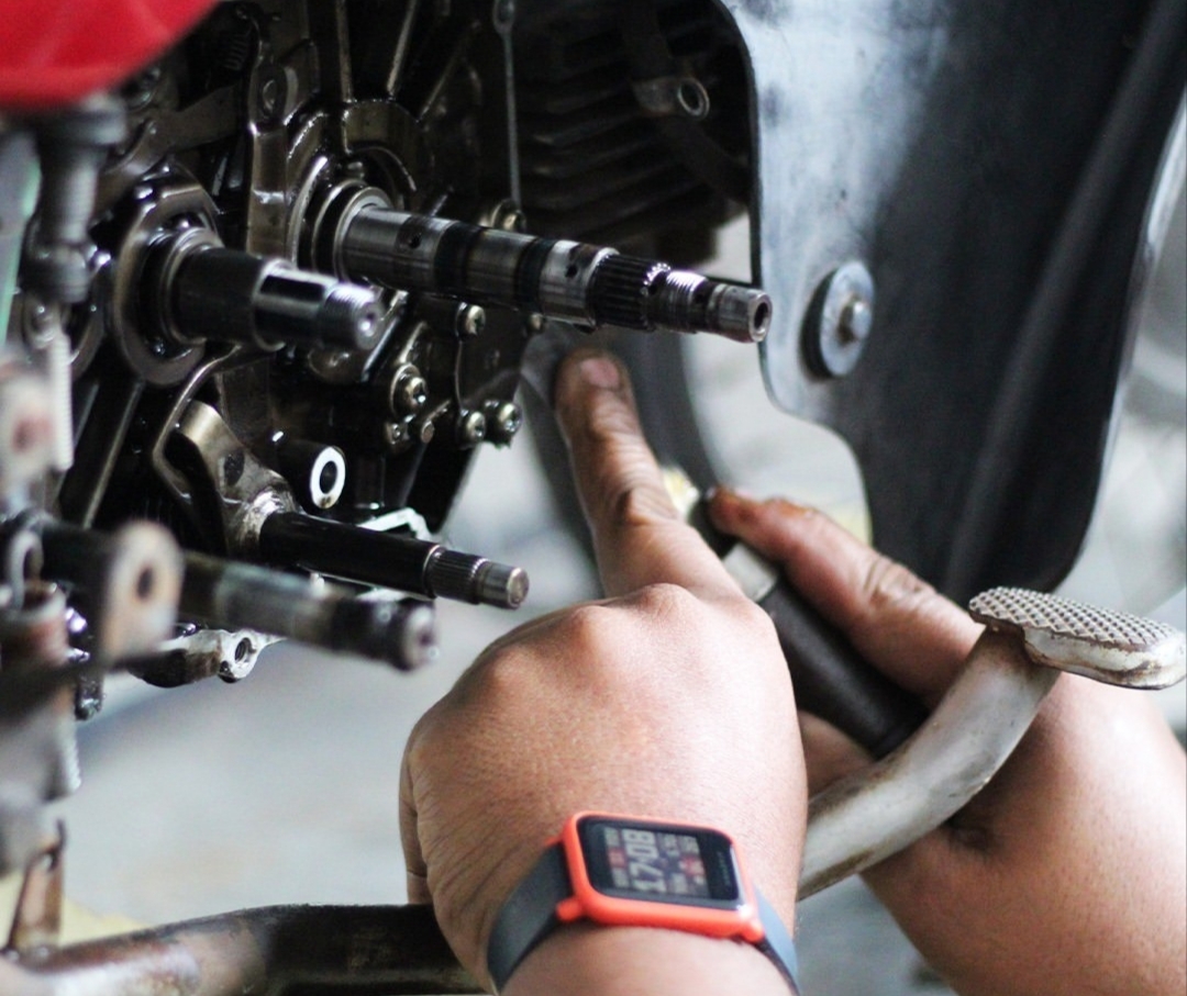 Mecânico realizando serviço no motor de uma motocicleta