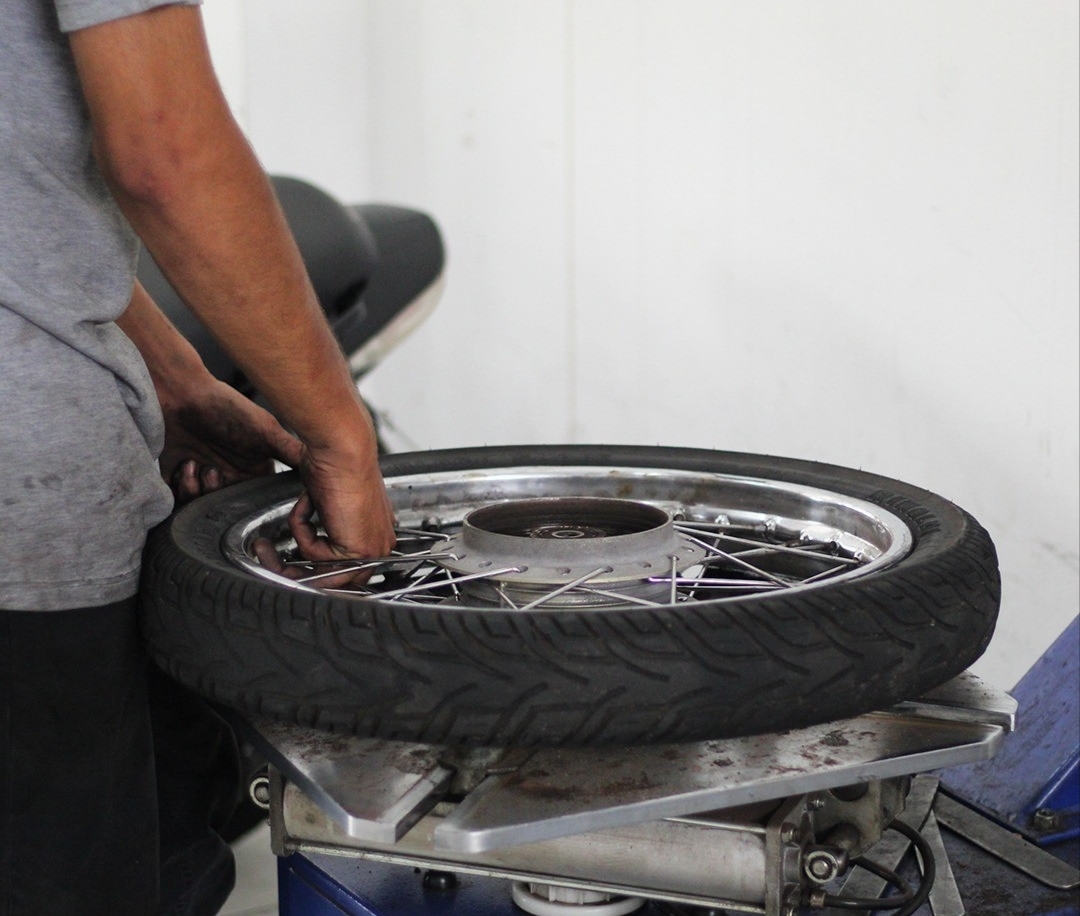 Montagem de roda e pneu de motocicleta na oficina