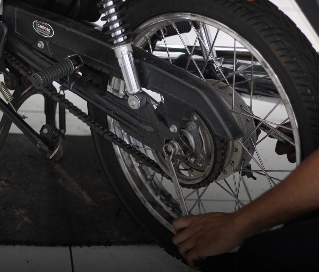 Regulagem de relação e freio traseiro de motocicleta